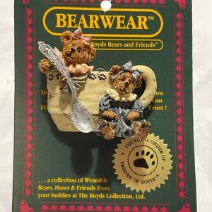 🆕Boyd’s Bears & Friends BEARWEAR ‘Prissie and Missie…Fixin’ Tea’ Pin/Brooch